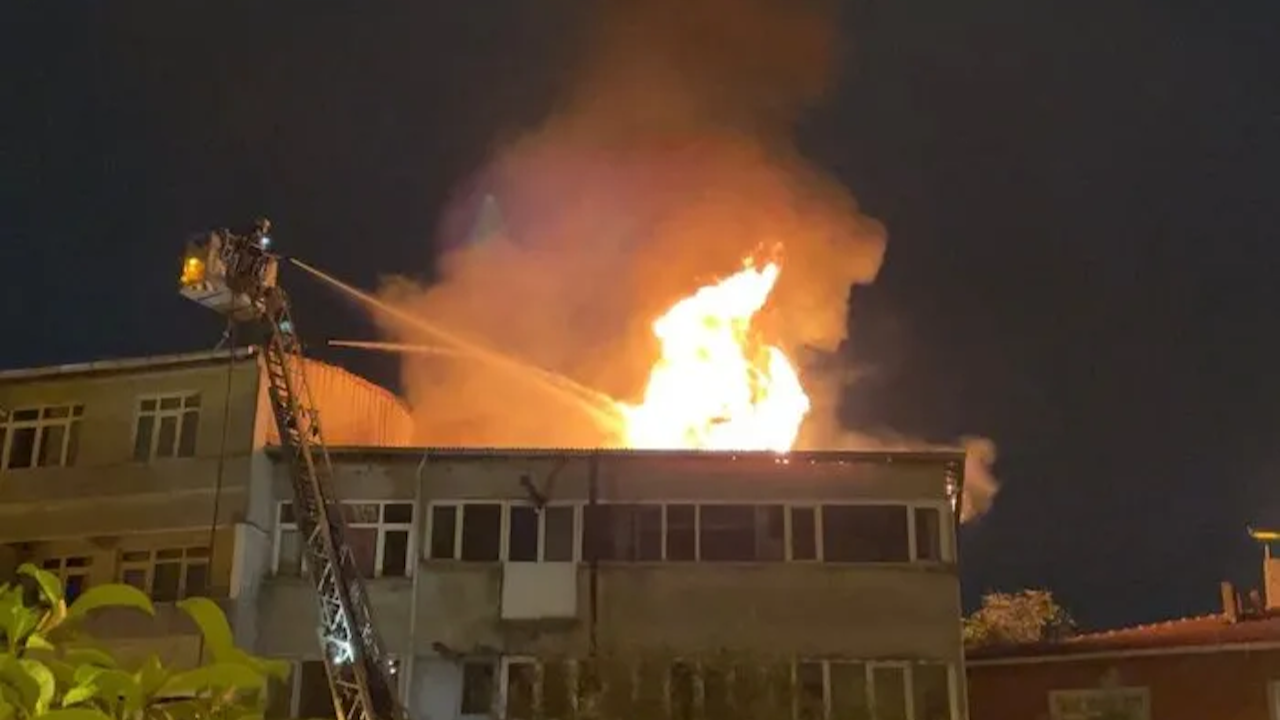 Beyoğlu’nda akılalmaz olay “Sevgilim içeri almadı” diyerek binayı yaktı, 1 kişi dumandan etkilendi