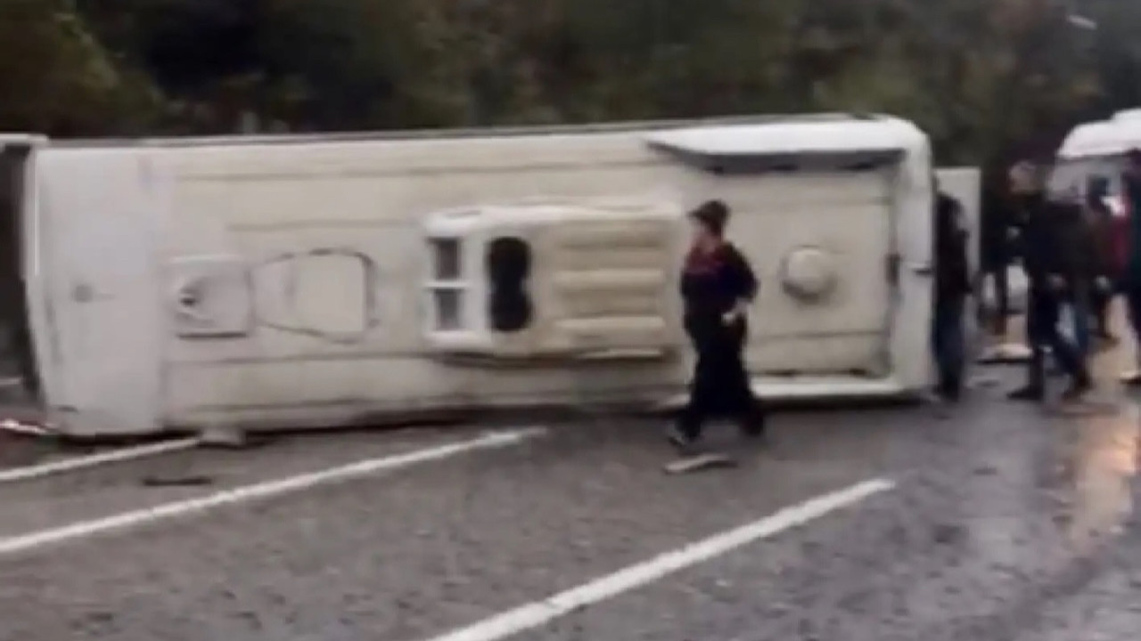 Bartın’da can pazarı! İşçi servisi devrildi, ölü ve yaralılar var