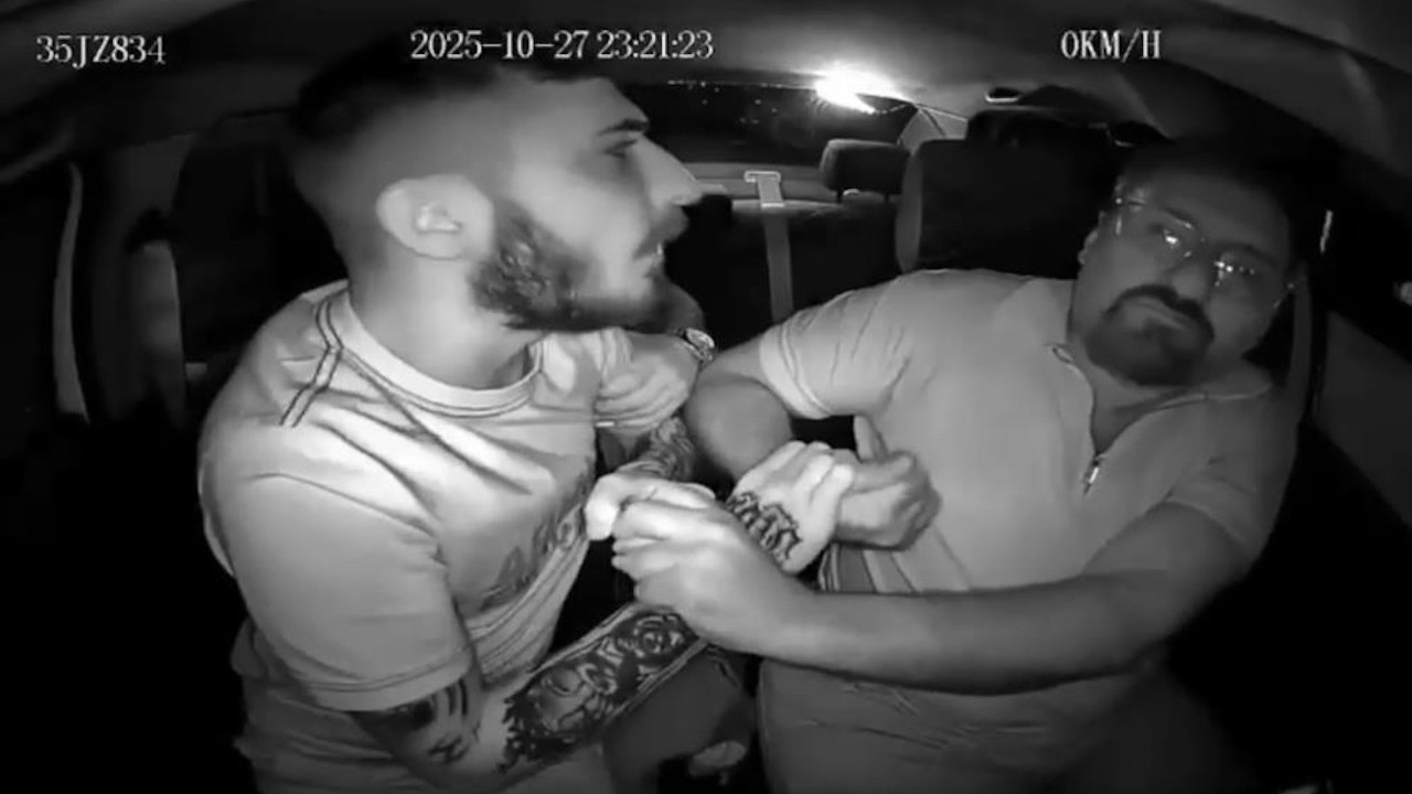 İzmir’de taksi şoförüne saldırı: Emekli polis havaya ateş ederek saldırganı uzaklaştırdı