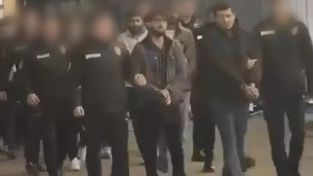 Bursa'da iş yerine düzensiz göçmen baskını: 17 kişi yakalandı, 2 iş yeri sahibi gözaltında!