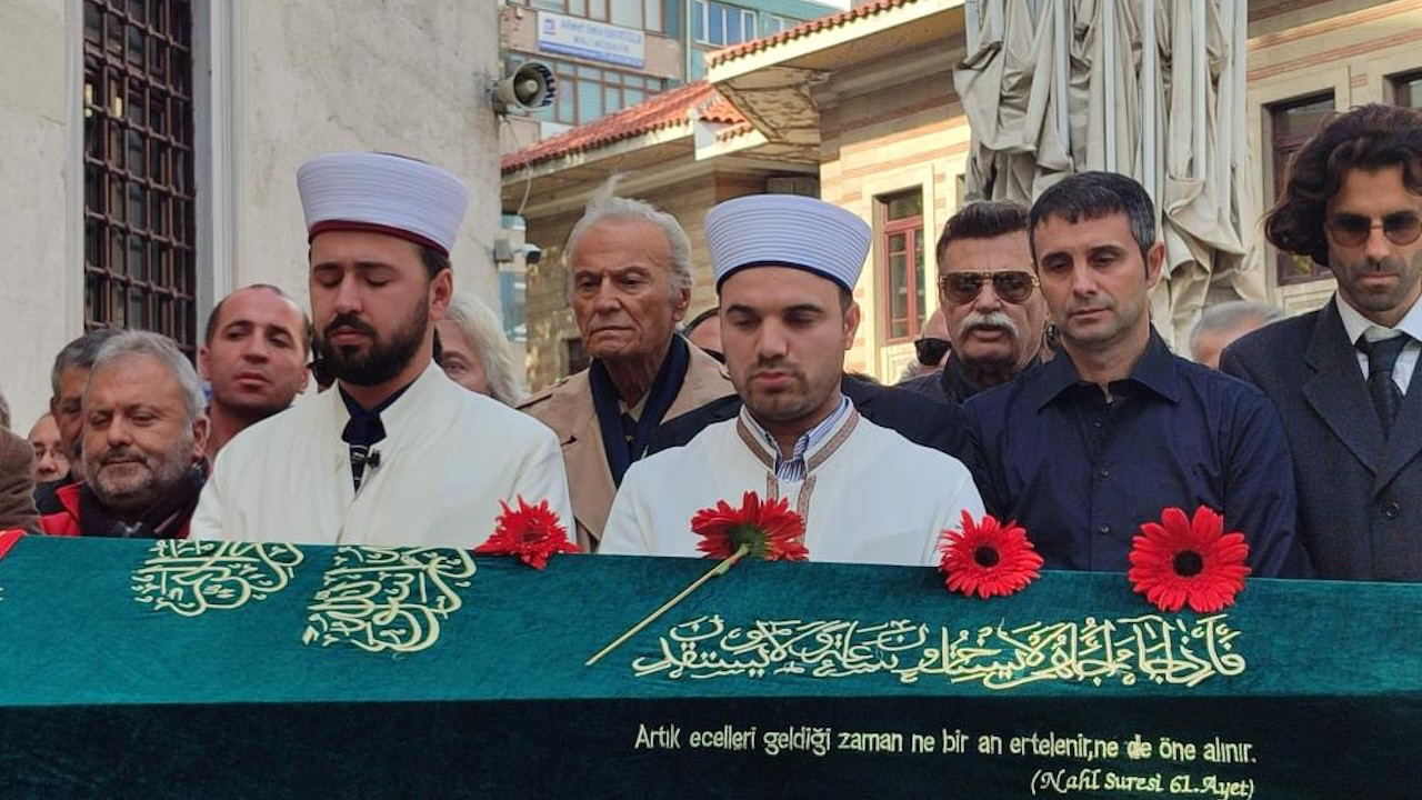 Engin Çağlar’ın cenazesinde duygusal anlar! Yeşilçam’ın efsane ismi son yolculuğuna uğurlandı