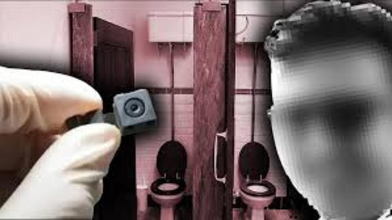 Öğretmen, tuvaletlere kamera yerleştirmiş!