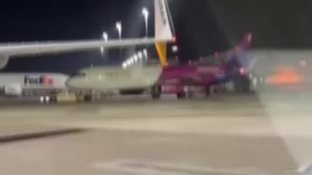 Almanya’da film sahnesi gibi olay! Uçağı kaçıran iki yolcu acil çıkışın camını kırıp piste daldı