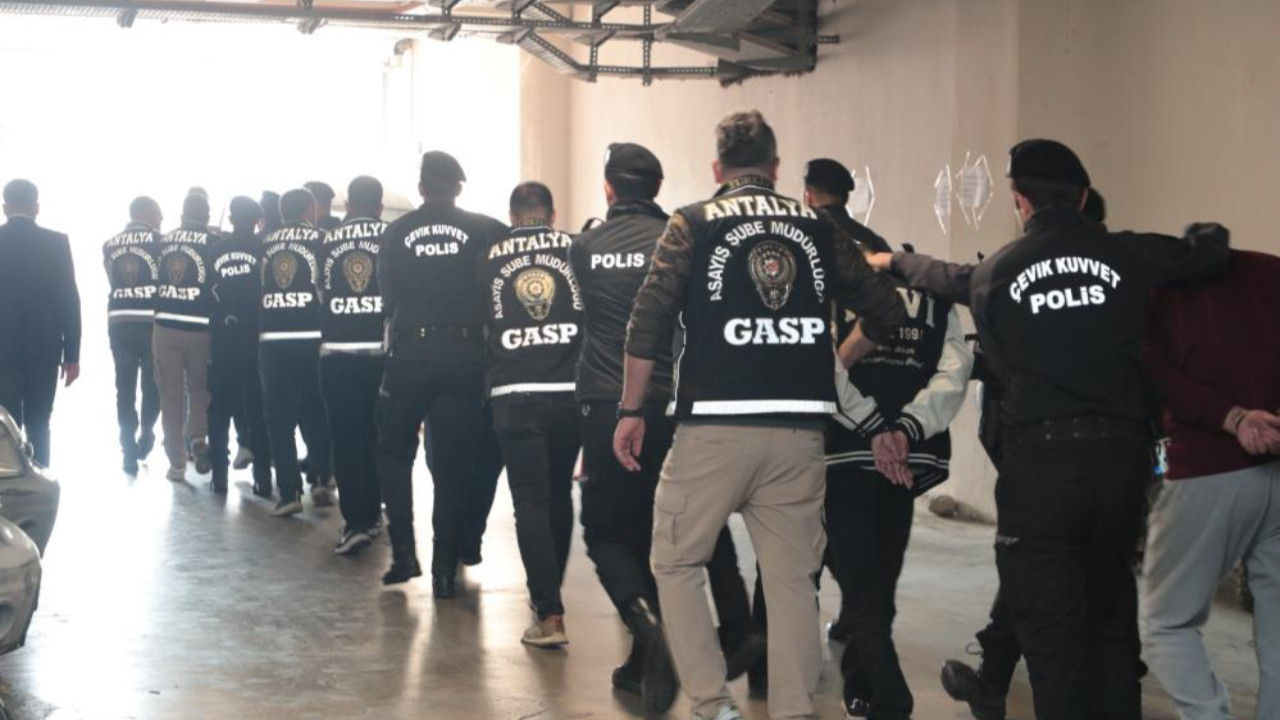 Antalya'da 'Son Kadeh' operasyonu: Erkekleri sahte profillerle kandırıp 10 katı hesap ödeten çete çökertildi