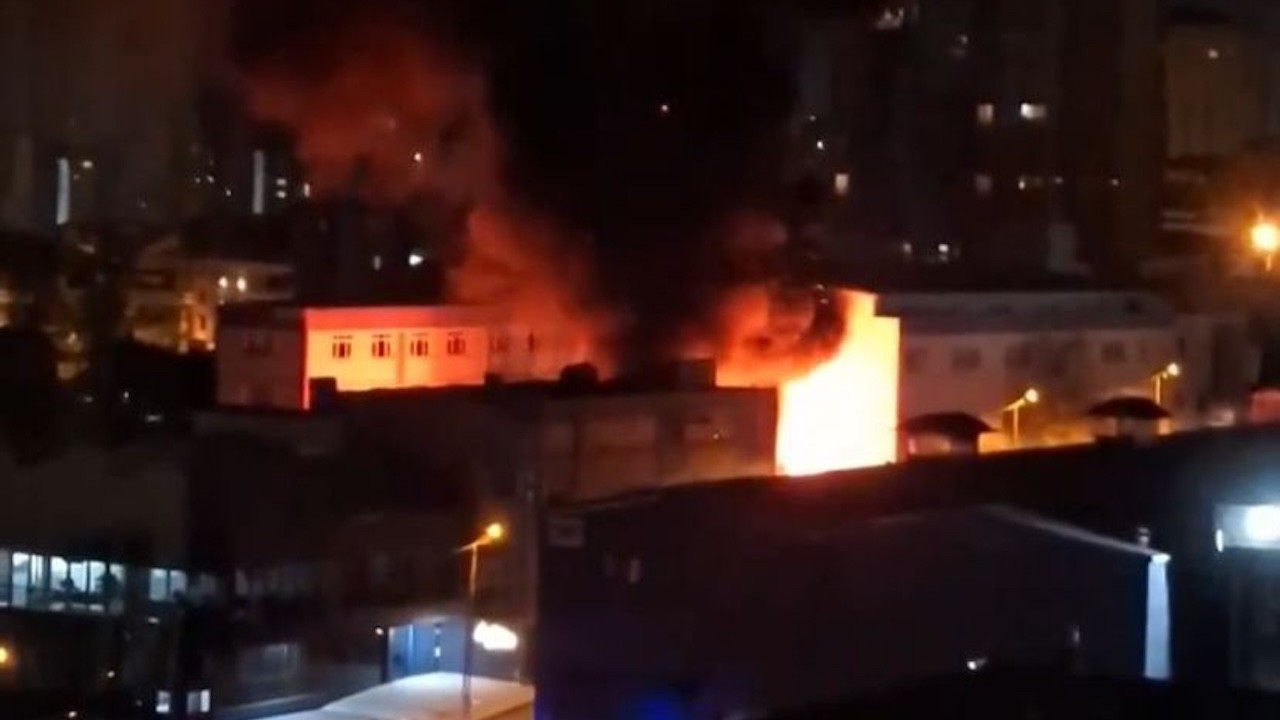 Son Dakika: Küçükçekmece’de fabrika yangını! Olay yerine çok sayıda itfaiye ekibi sevk edildi