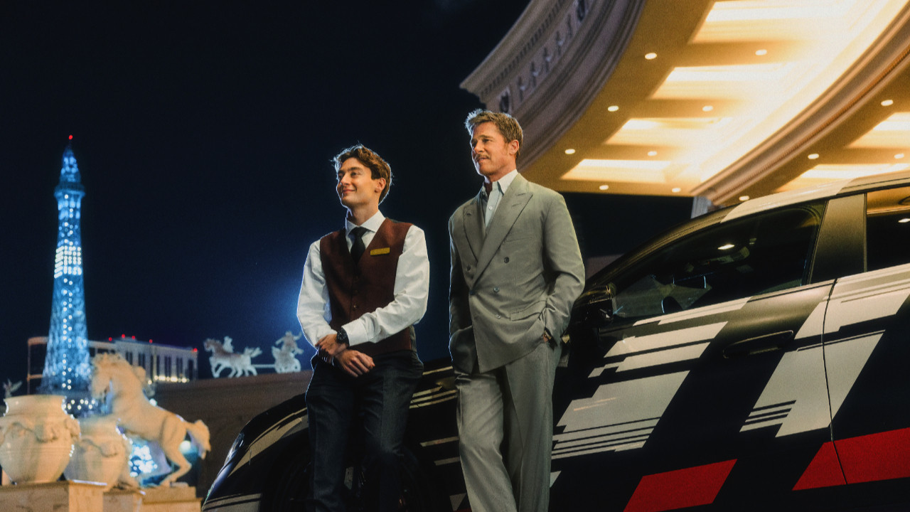 Mercedes-AMG’den yıldızlarla dolu şov! Brad Pitt ve George Russell yeni AMG GT 4-Kapı Coupe için bir araya geldi