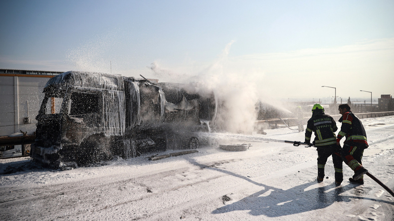 Mersin’de korku dolu anlar! Akaryakıt taşıyan araç alev alev yandı