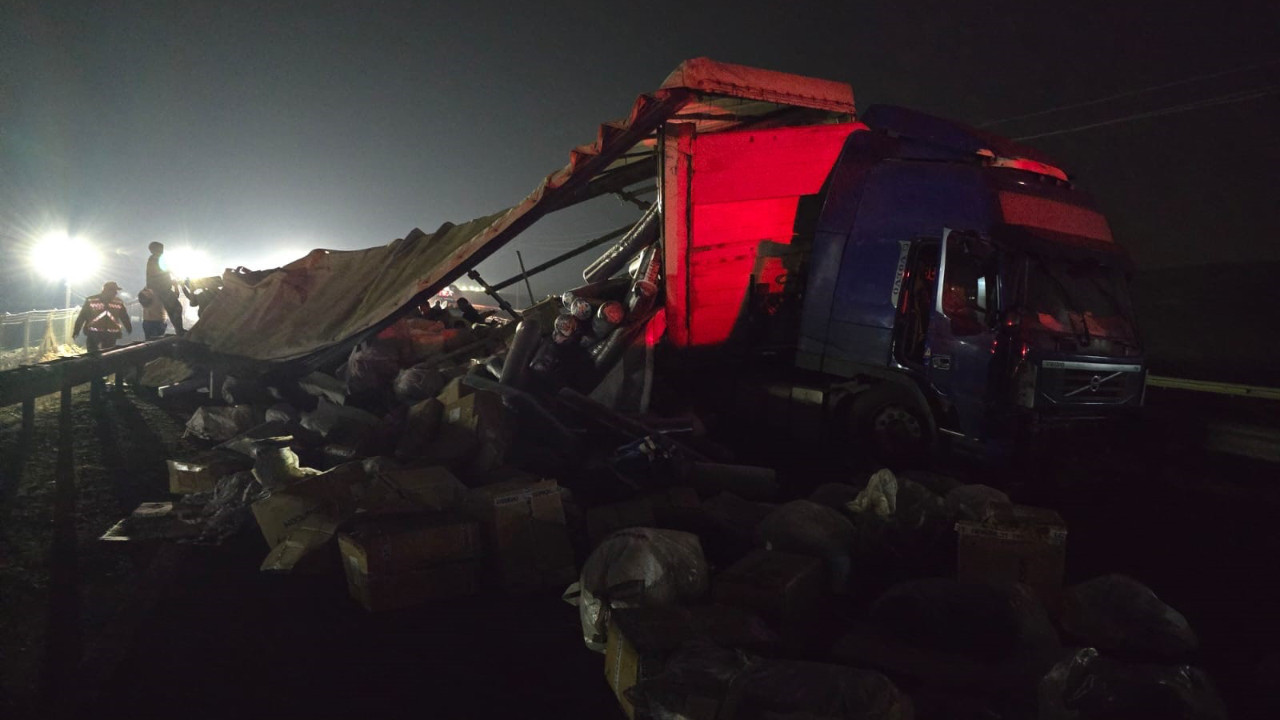 Tekstil yüklü tır kontrolden çıkıp devrildi: Şanlıurfa-Diyarbakır yolu kapandı
