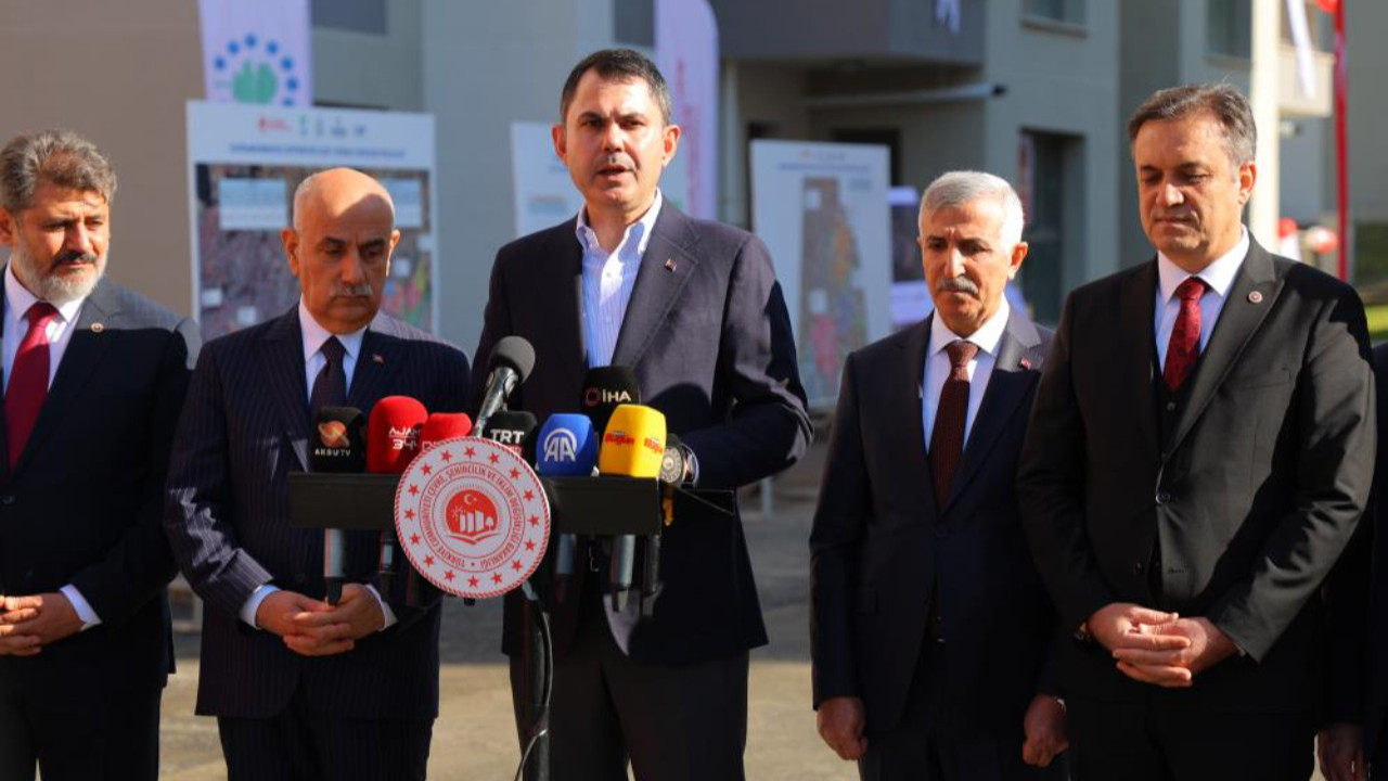 Bakan Kurum'dan deprem konutları açıklaması: “Son tuğlaları koyuyor, son çivileri çakıyoruz”