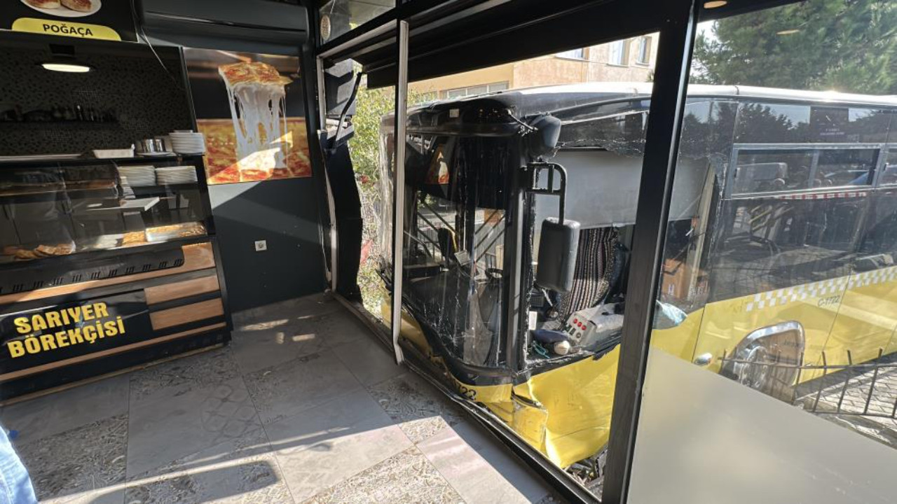 Üsküdar'da kontrolden çıkan İETT otobüsü börekçiye girdi: Yaralılar var!