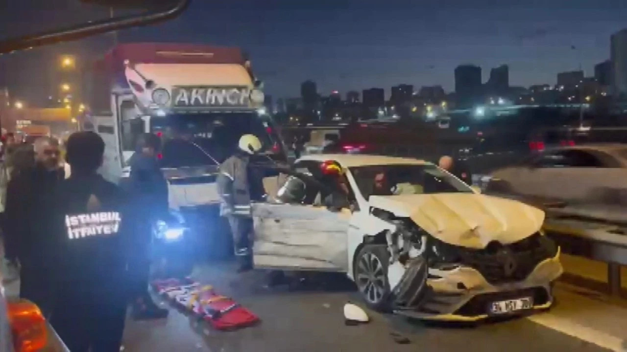 İstanbul TEM’de zincirleme kaza! 5 araç birbirine girdi, trafik durdu