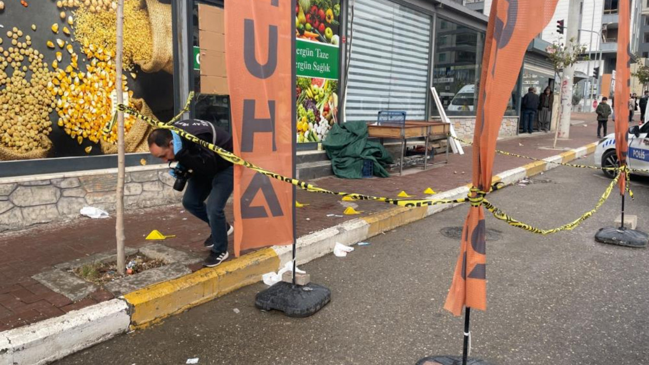 Markete silahlı saldırı: Çalışan yaralandı, maskel…