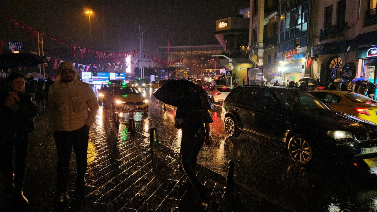 Valilik ve AKOM’dan İstanbul’a uyarı: Sağanak çok kuvvetli geliyor!