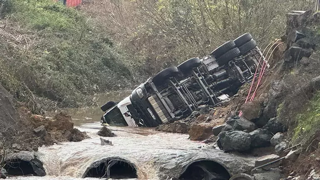 İstanbul’u sağanak vurdu! Sarıyer’de yol çöktü, araçlar dereye düştü
