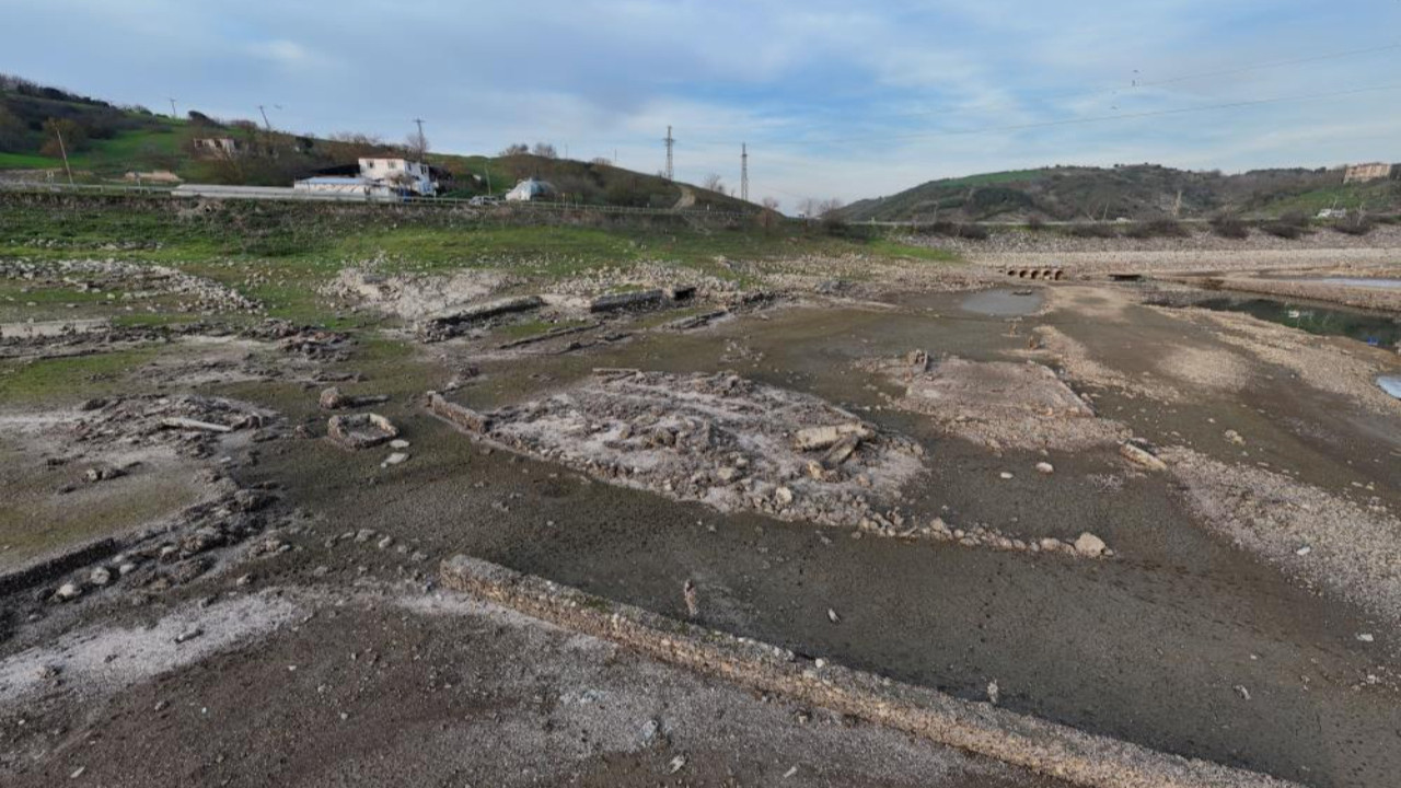 İstanbul barajlarında kırmızı alarm: Su çekildi, yok olmuş köyler yeniden ortaya çıktı!