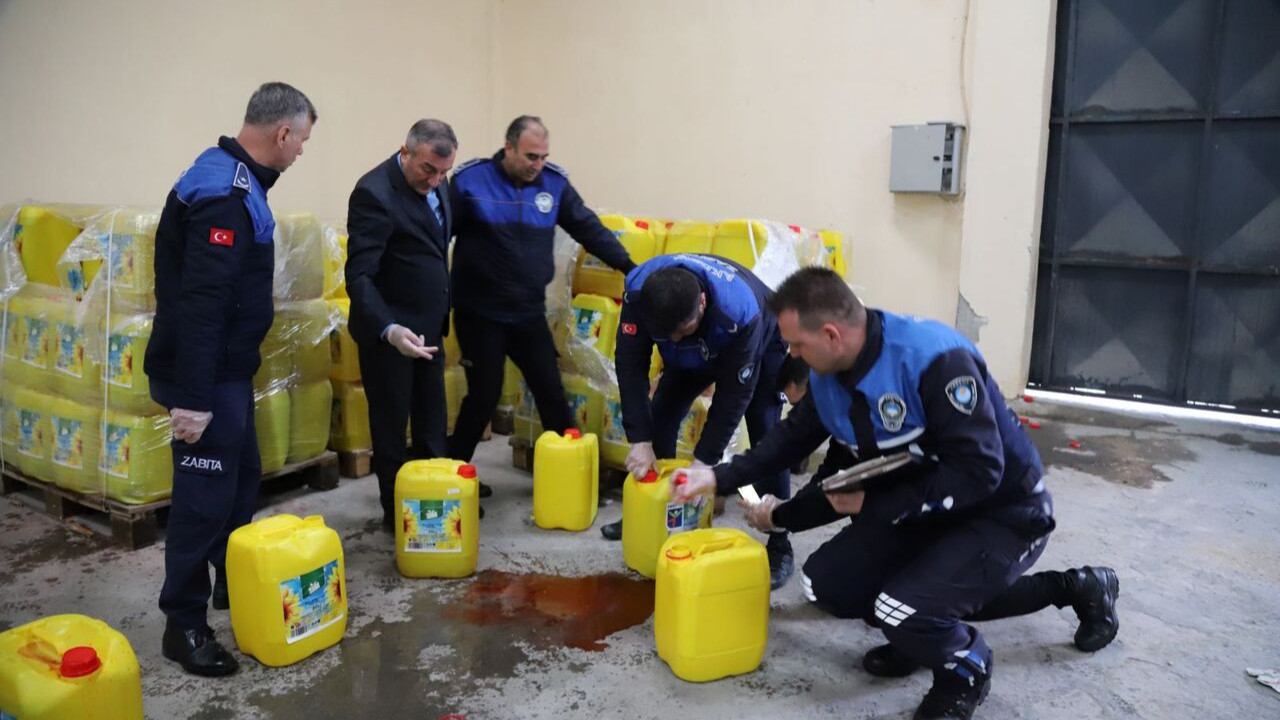 Mersin’de su katılmış 3 bin 650 bidon Ayçiçeği Yağı yakalandı