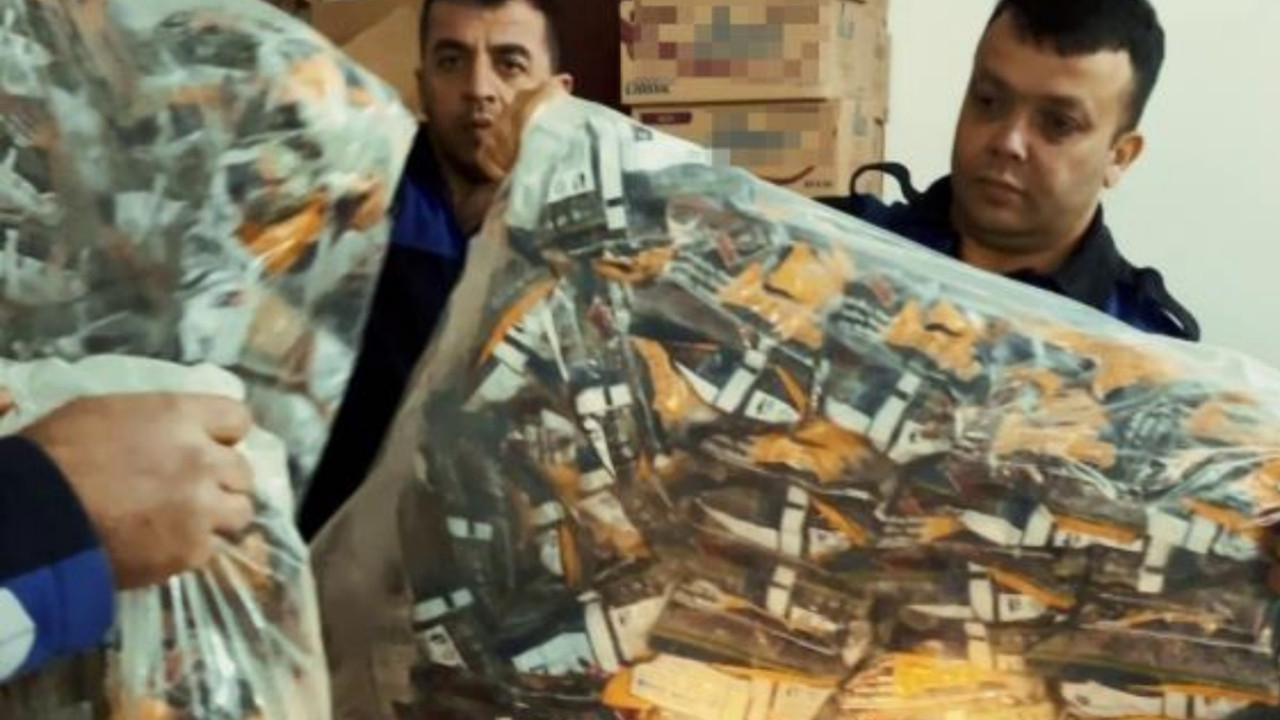 Çocuklara satılacaktı: Tarihi geçmiş tonlarca cips ve çikolata imha edildi!