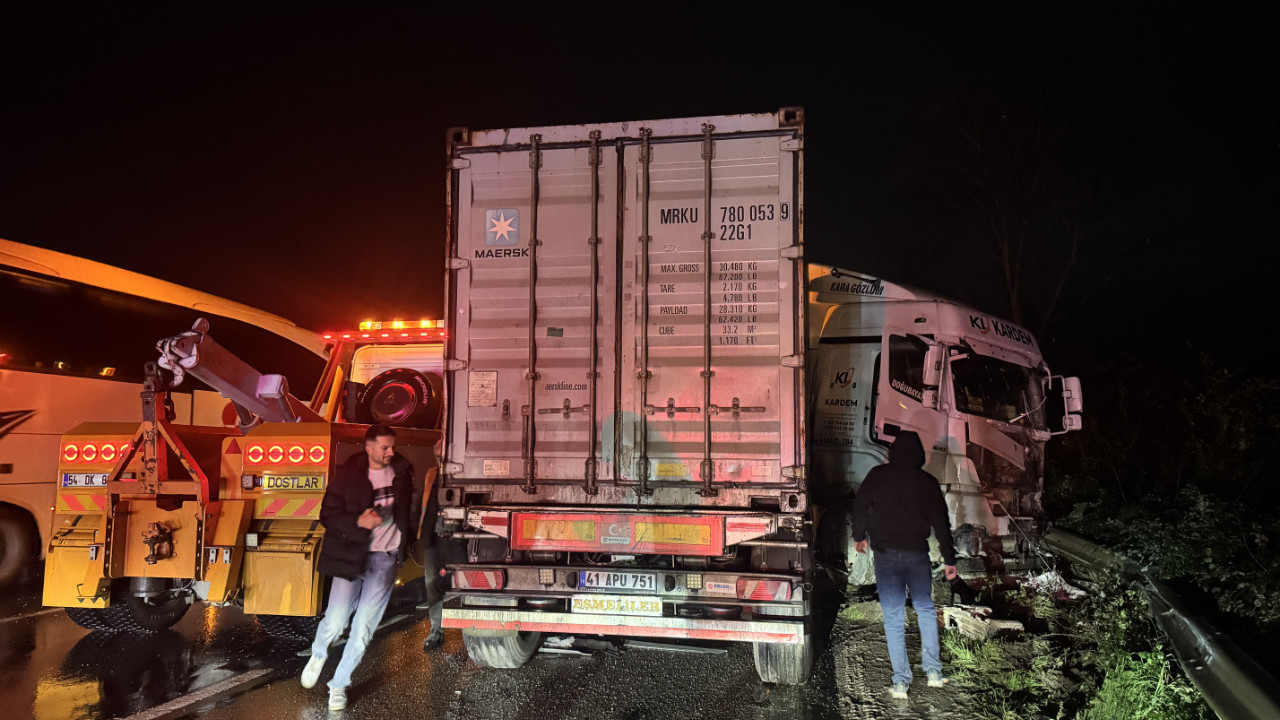 Ulaşım felç oldu: Sakarya'da 6 araç birbirine girdi!