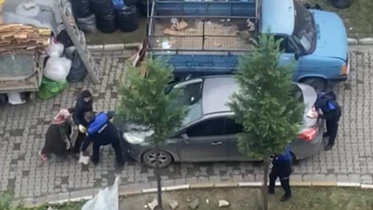 Karabük'te ''pes'' dedirten anlar! Ceza kesileceğini anlayınca zabıtaya kaldırım taşıyla saldırdı