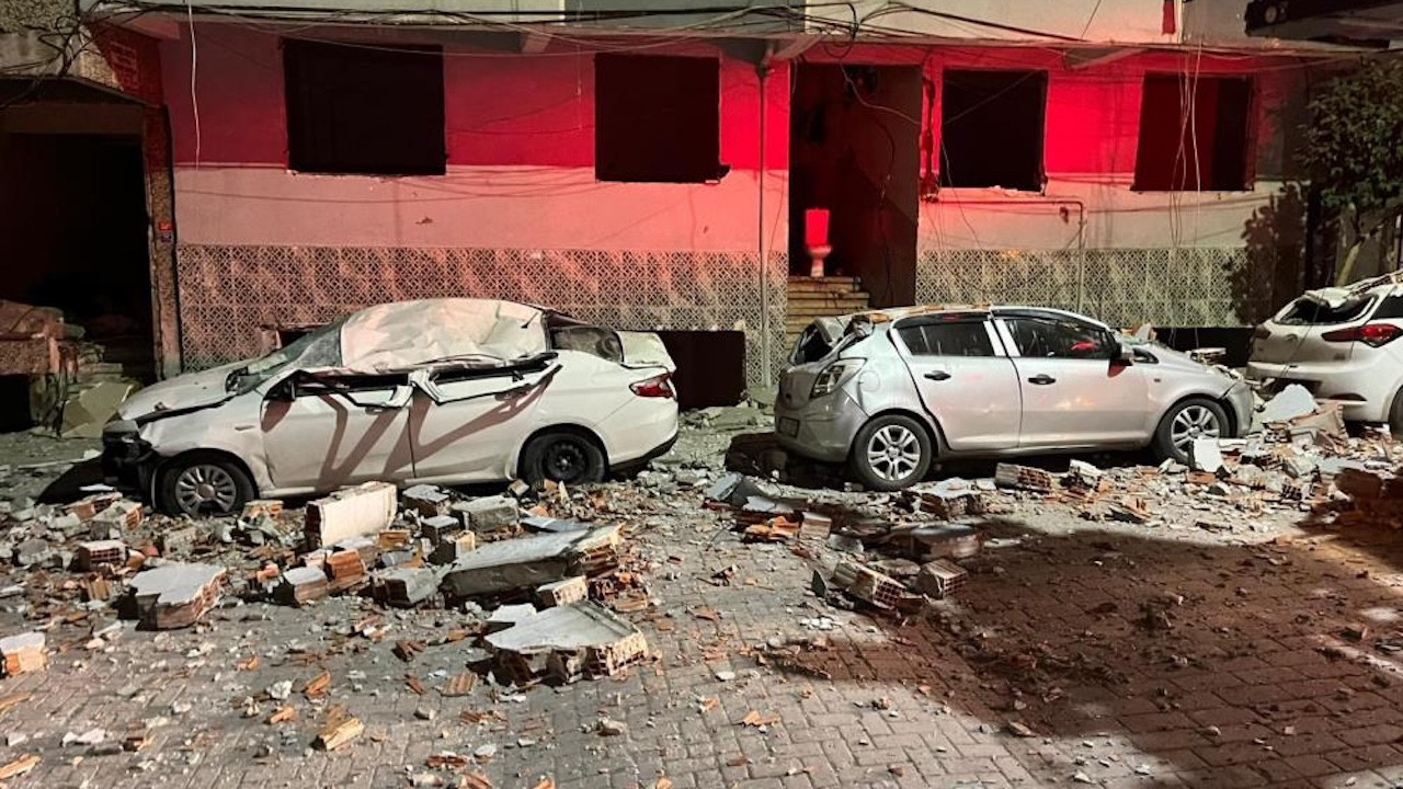 Faciadan dönüldü! Zeytinburnu'nda binadan kopan parçalar arabaları hurdaya çevirdi