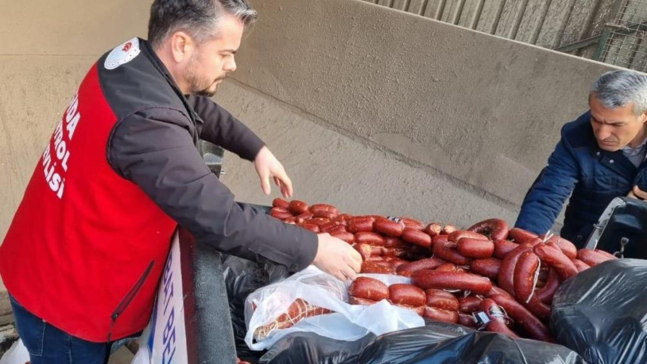 Kahramanmaraş’ta halk sağlığı alarmı: 850 kilo tarihi geçmiş sucuk imha edildi