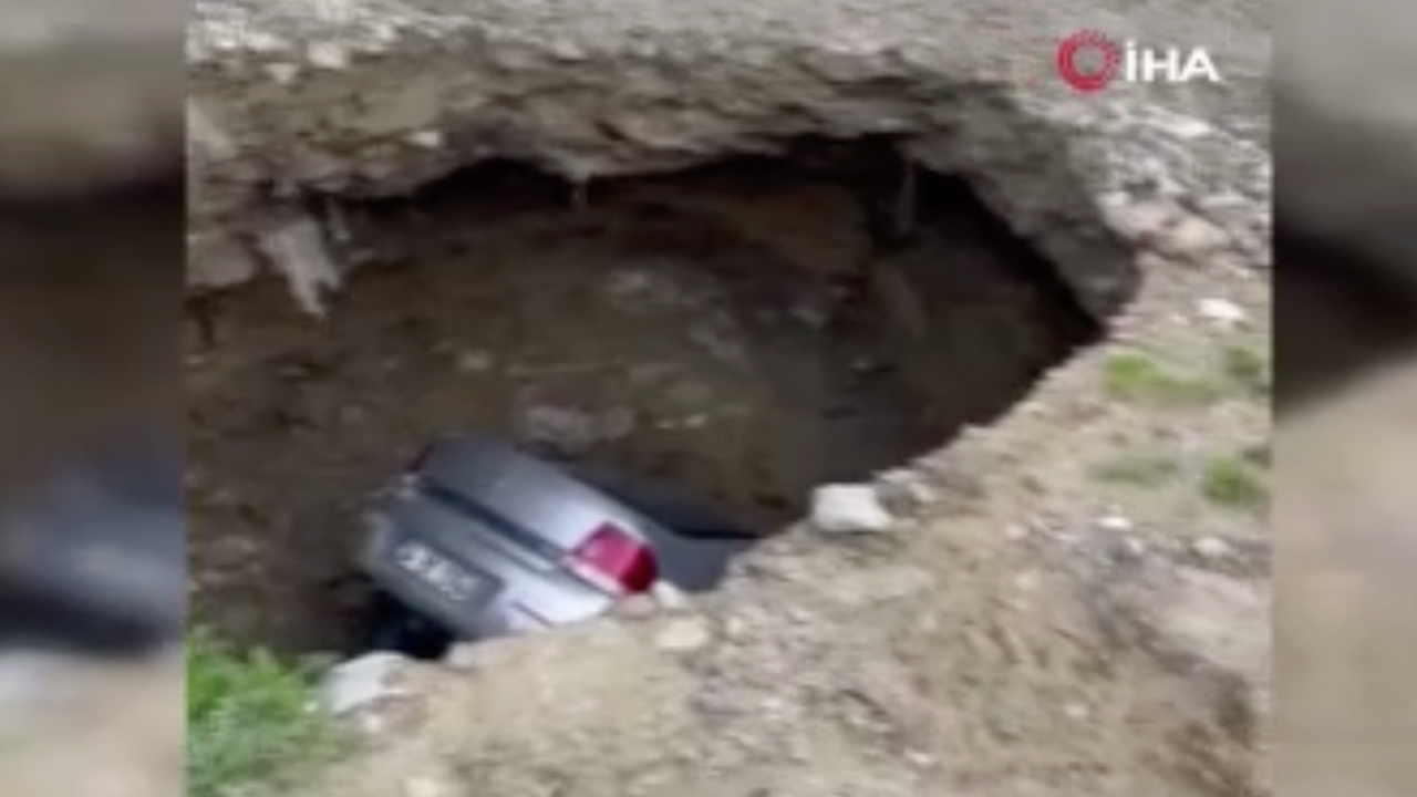 Boş arsada oluşan obruğa bir araç düştü; sahibi “Hiç üzülmedim, hatta sevindim” dedi.