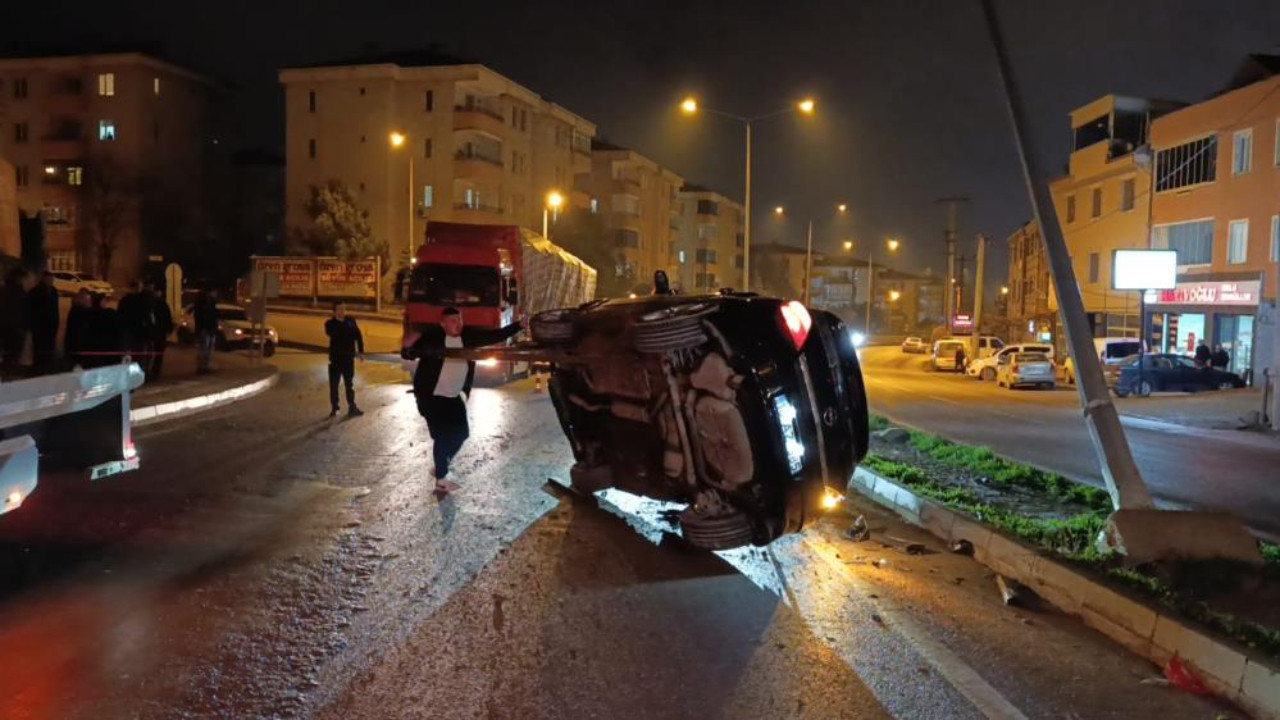 Yağışlı havada feci kaza: Takla atan otomobil direğe çarparak durabildi