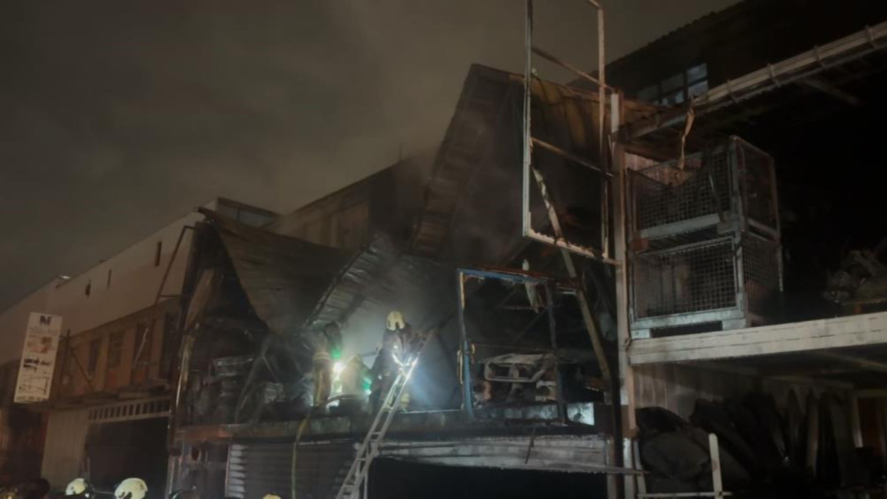 Başakşehir'de sanayi sitesi alevlere teslim oldu: 4 katlı binada korkutan yangın