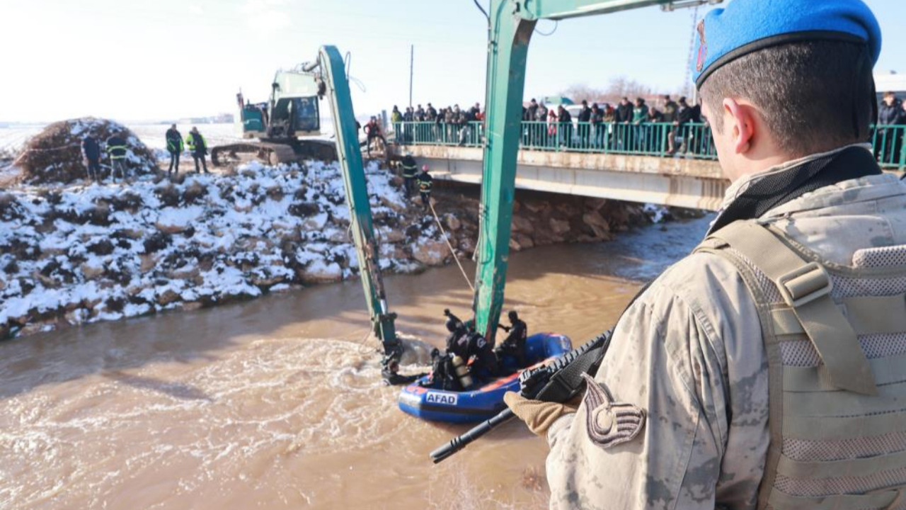 Kar tatili sevinci yarım kaldı: Kanala uçan otomobildeki kayıp 3 çocuğun cesedine ulaşıldı