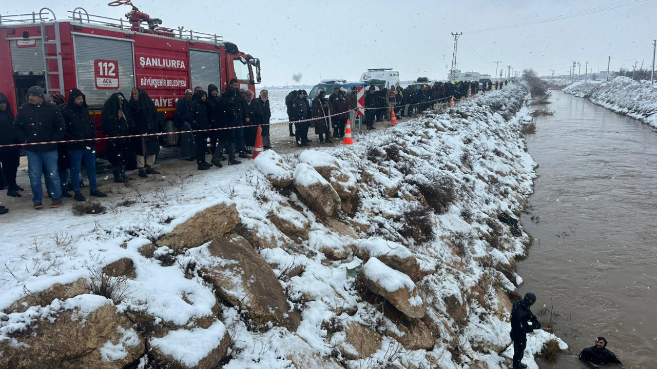 Otomobil su kanalına düştü! 4 kişi aranıyor!