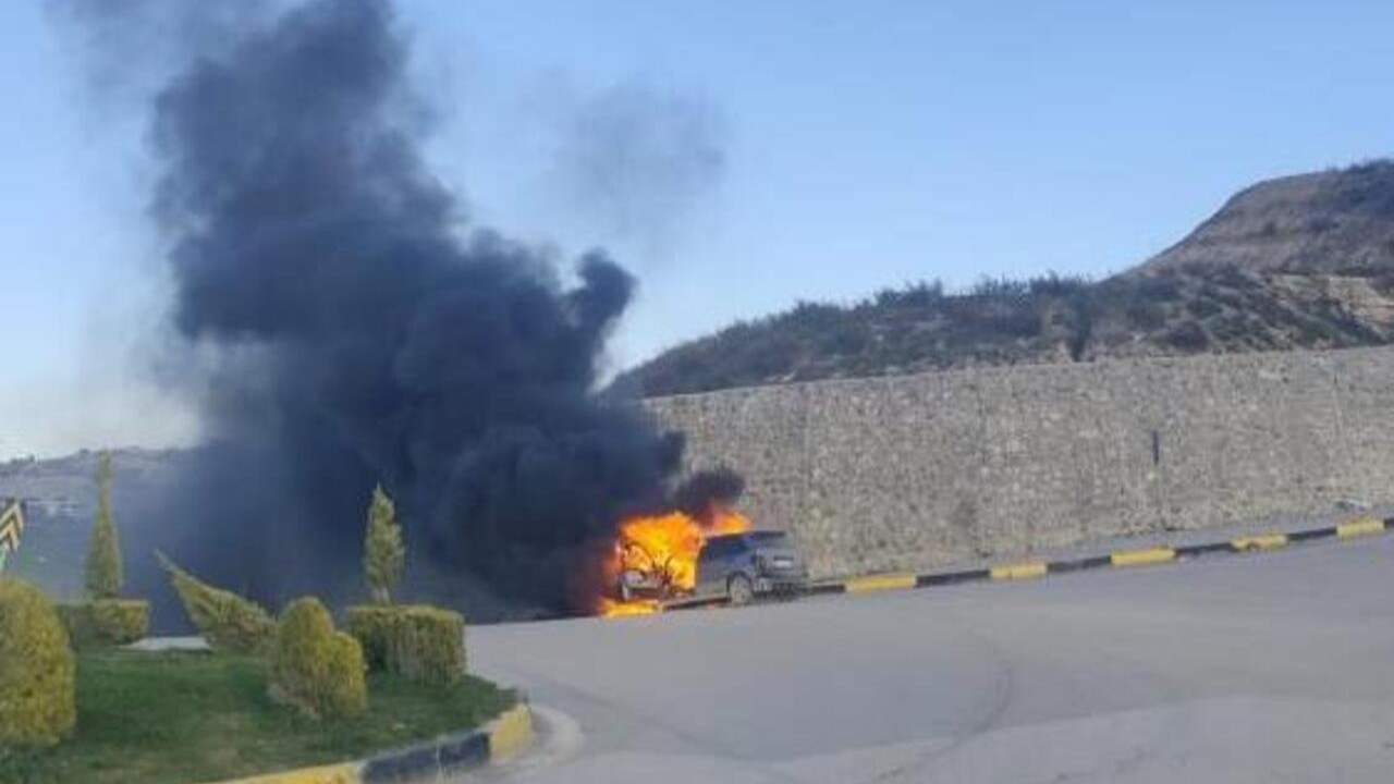 'Yardım edin' çığlığı mahalleyi ayağa kaldırdı: Seyir halindeki otomobil alev topuna döndü