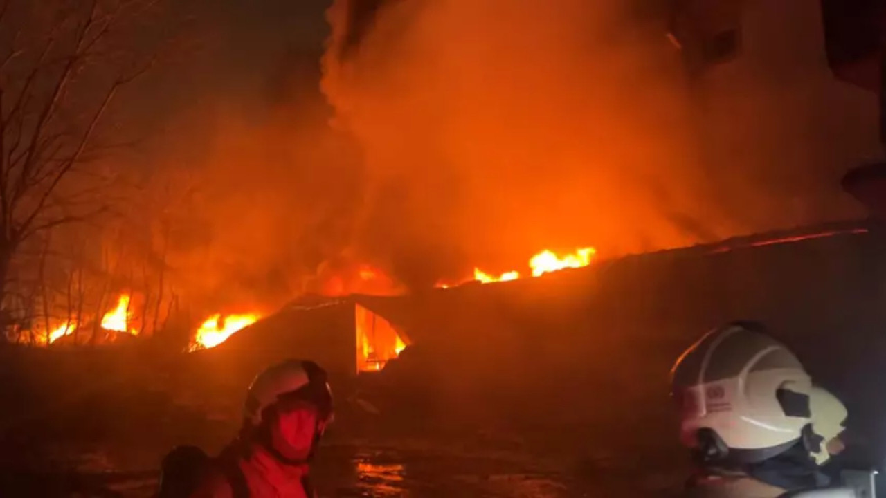 Saatlerdir sürüyor: Esenyurt’ta hırdavat fabrikası alevlere teslim oldu