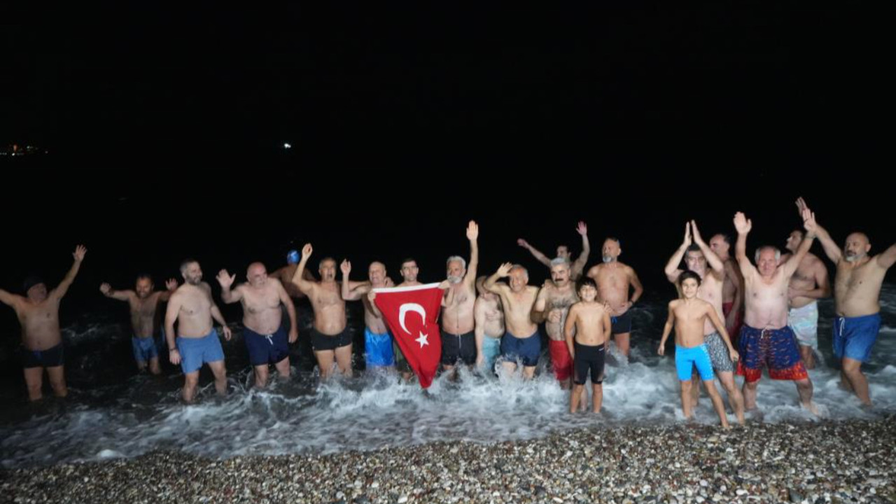 Yeni yıla denizde girdiler: Konyaaltı’nda 20 yıllık gelenek bozulmadı