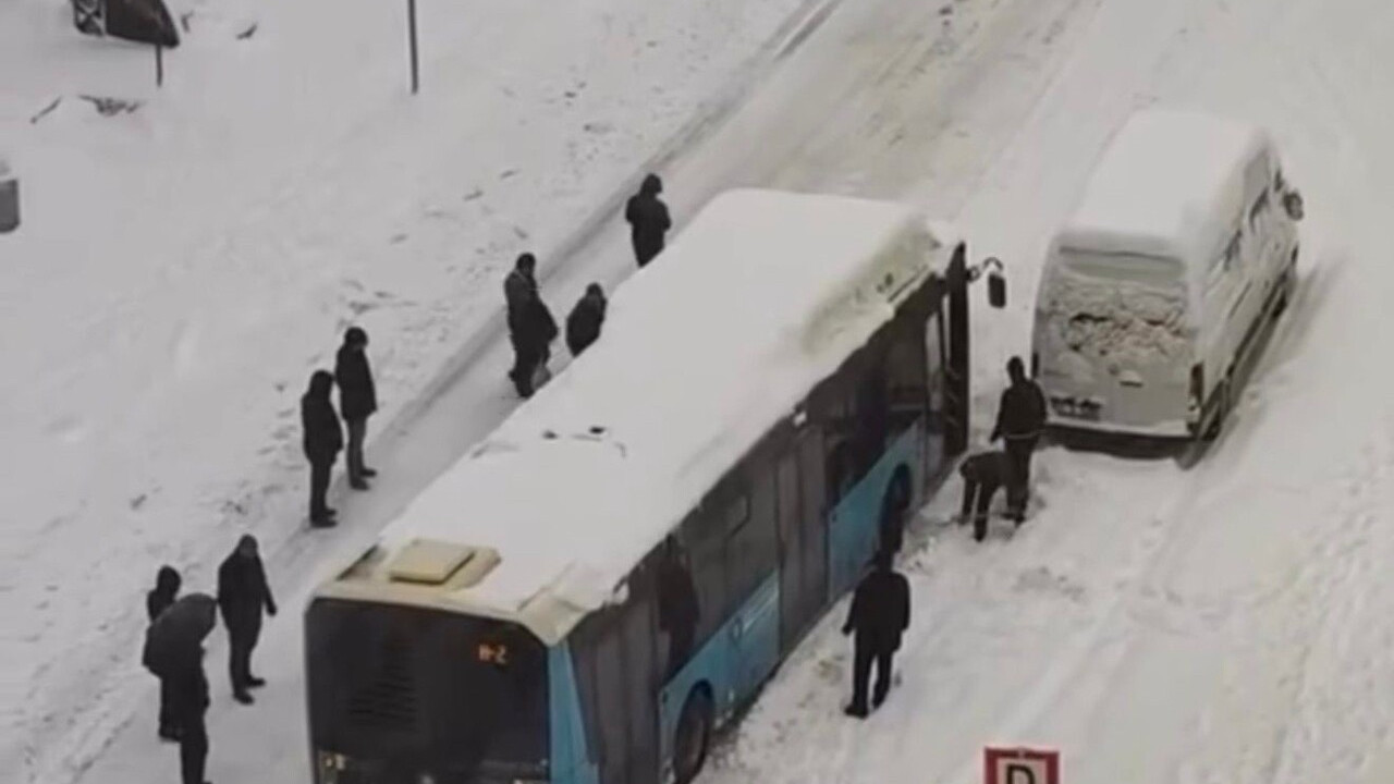 Yoğun kar hayatı durma noktasına getirdi: Yolda kalan otobüsleri vatandaşlar itti