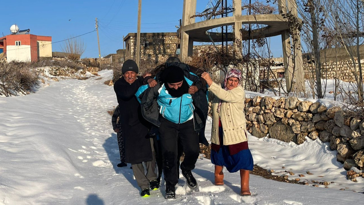 Ambulans gidemeyince devreye o girdi: Sağlık personeli, 84 yaşındaki hastayı sırtında taşıdı