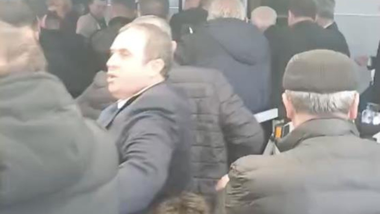 Bursa'da skandal: Belediye başkanının üzerine yürüdü, yumruk atmaya kalktı!
