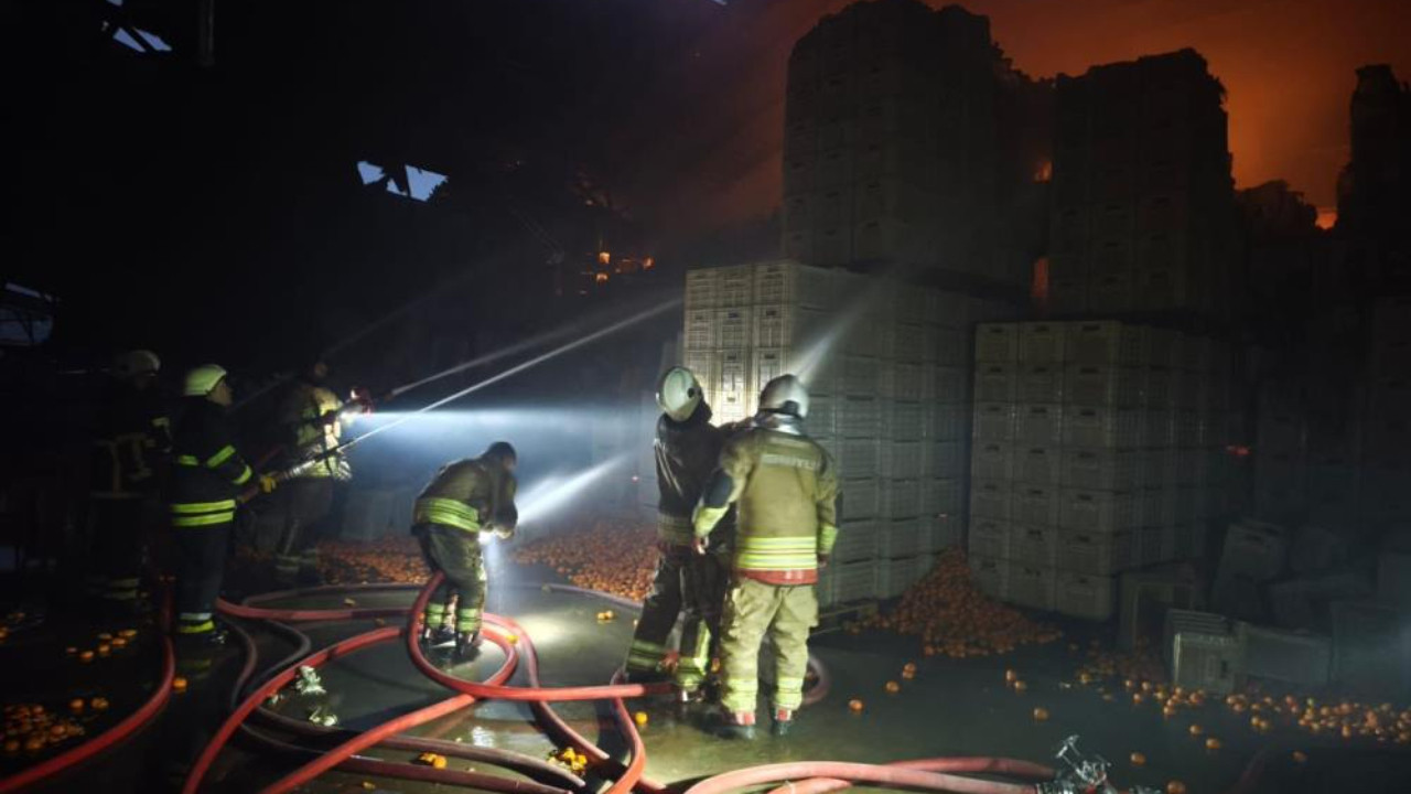 Hatay'da narenciye fabrikasında yangın: 1 işçi hayatını kaybetti