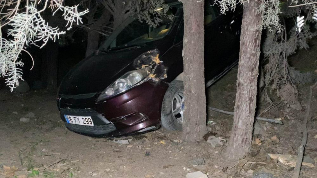 Bursa'da feci kaza: Motosiklet çarpan otomobil AVM bahçesine uçtu