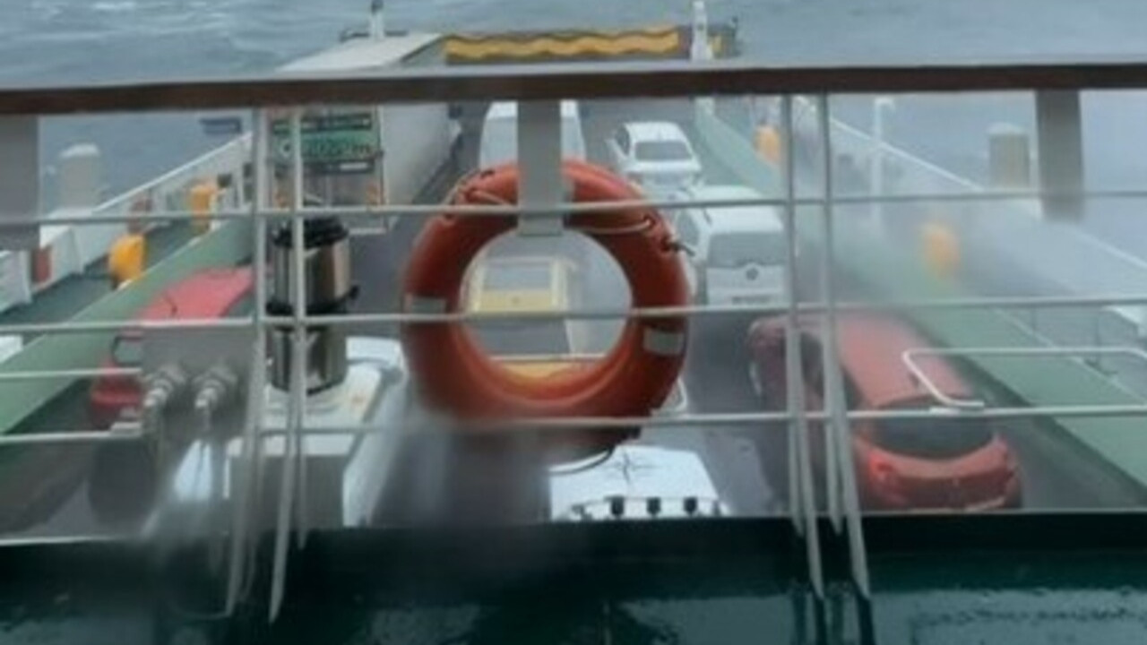 Yalova'da feribot fırtınaya yakalandı: Yüzlerce yolcu denizin ortasında kaldı