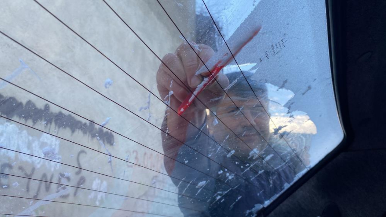 Uzmanı açıkladı: Buzlu araç camı nasıl temizlenir?