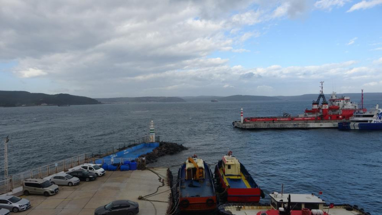 Çanakkale'de fırtına alarmı! Boğaz trafiğe kapatıldı, seferler iptal!