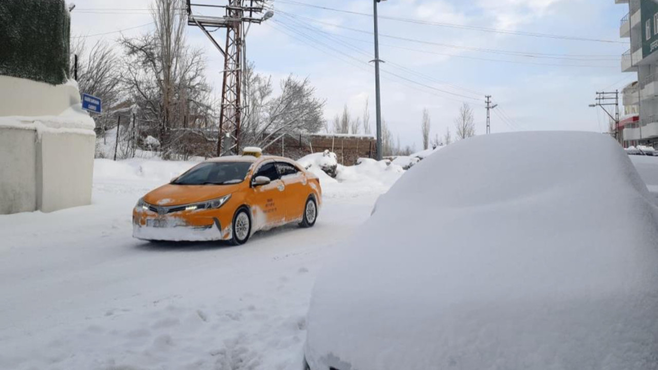 Kar kalınlığı 1 metreyi aştı: 88 yerleşim yerinin yolu ulaşıma kapandı