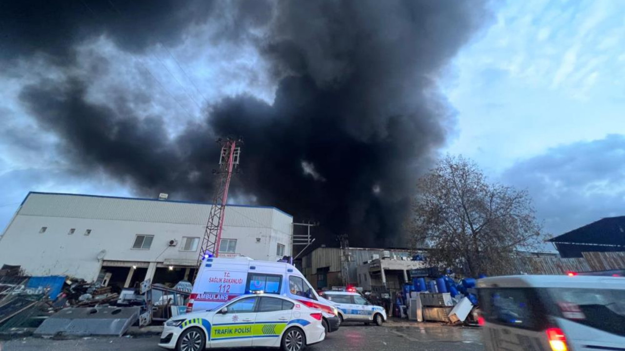 Mersin'de gökyüzü siyaha büründü! Geri dönüşüm tesisinde yangın