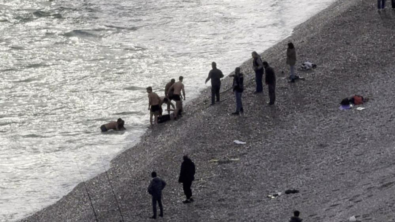 Antalya'da can pazarı: Fırtınada denize giren 2 çocuğu vatandaşlar kurtardı
