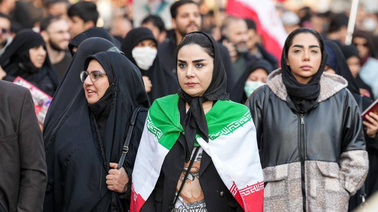 Milyonlarca İranlı kadın meydanlara akın etti: Bir karış vatan toprağını vermeyiz