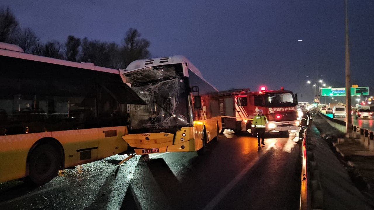 Başakşehir'de zincirleme kaza! 3 İETT otobüsü birb…