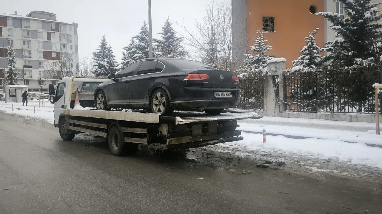 DEM Partili İpekyolu Belediyesi'ne haciz: Başkanın makam aracına el konuldu