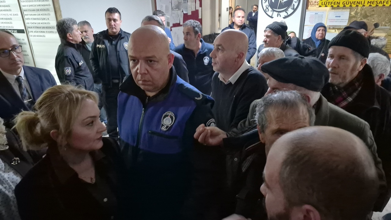 Eskişehir'de halka kapalı imar planı: Koltukları söküp içeri almadılar