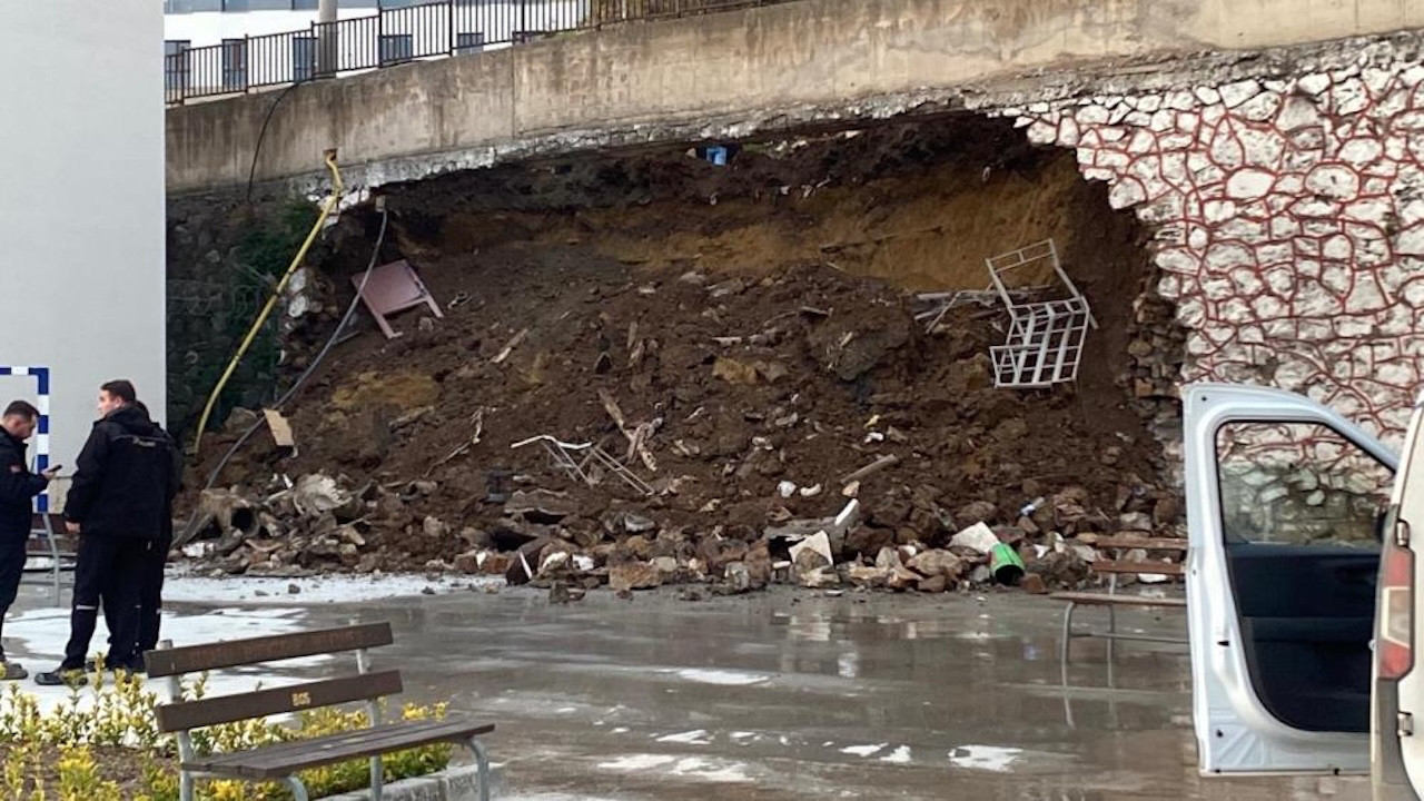 Korku dolu anlar: İstinat duvarı lisenin bahçesine çöktü!