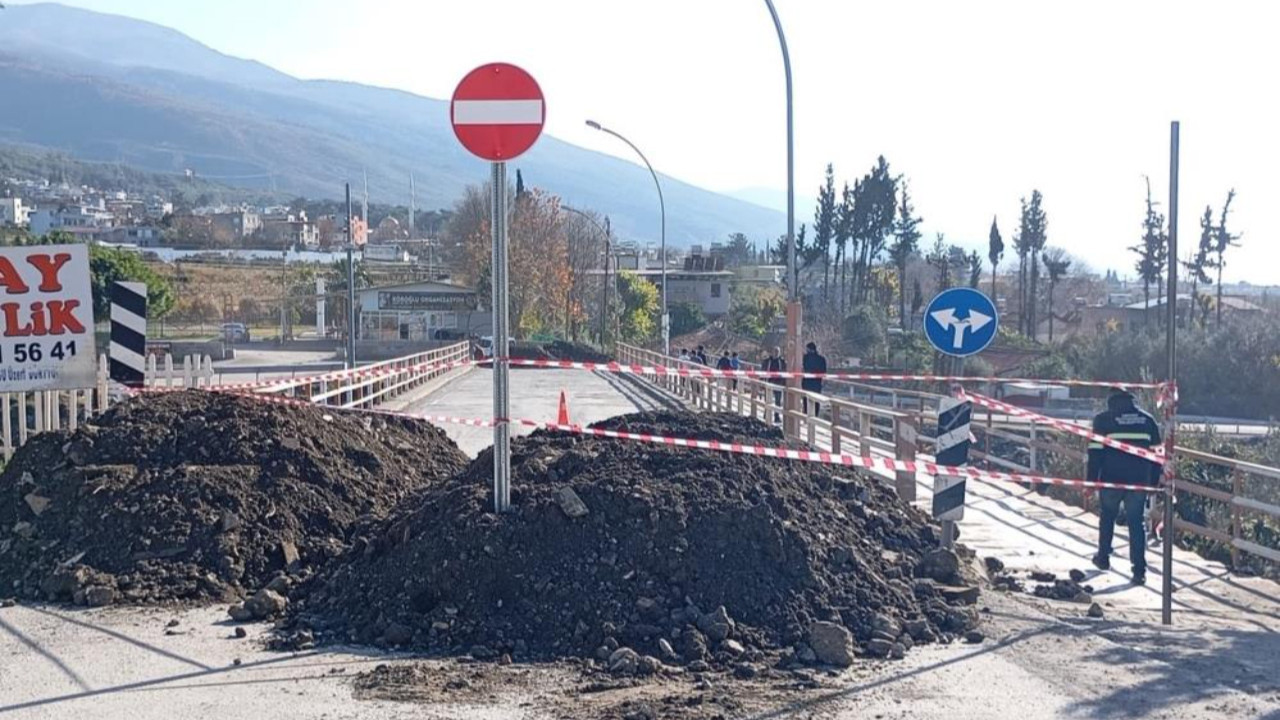 Hatay'da korkutan görüntü! 50 yıllık köprüde delik açıldı, trafik tamamen durduruldu